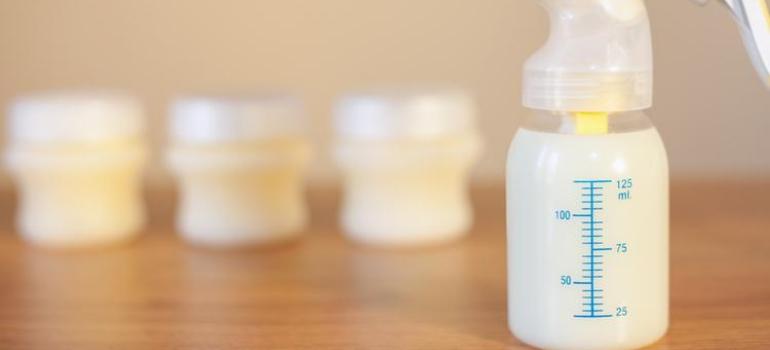 Innowacja w żywieniu niemowląt: mleko modyfikowane coraz bardziej podobne do mleka matki 