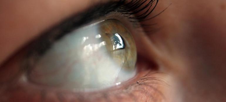 Żel wiążący się z powierzchnią oka, może naprawiać obrażenia bez operacji
