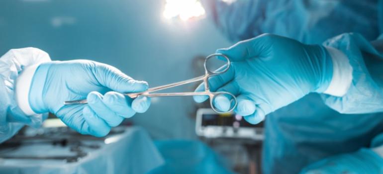 Białystok: Ortopedzi przeprowadzili operację jednoczesnej wymiany stawu biodrowego, kolanowego i wstawili implant kości udowej