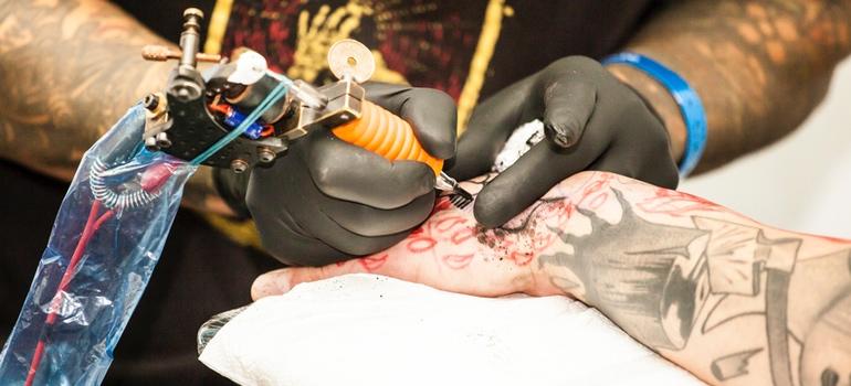 Nanocząstki z tatuaży przemieszczają się wewnątrz ciała